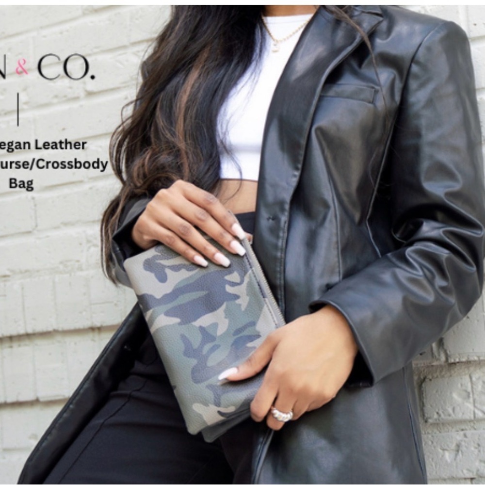 🆕 Jen & Co Riley Vegan Crossbody/Wristlet In CAMOUFLAGE  w/ Silver Hardware